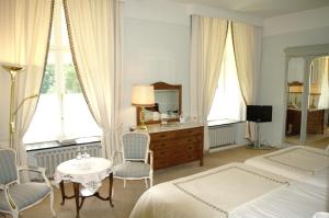 Chateau D'hassonville,Marche-En-Famenne>>Aye,3 star