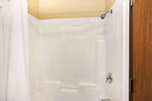 super 8 by wyndham lachenaie terrebonne