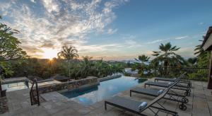 At Water's Edge Resort,Oxenford>>Airlie Beach,4 star