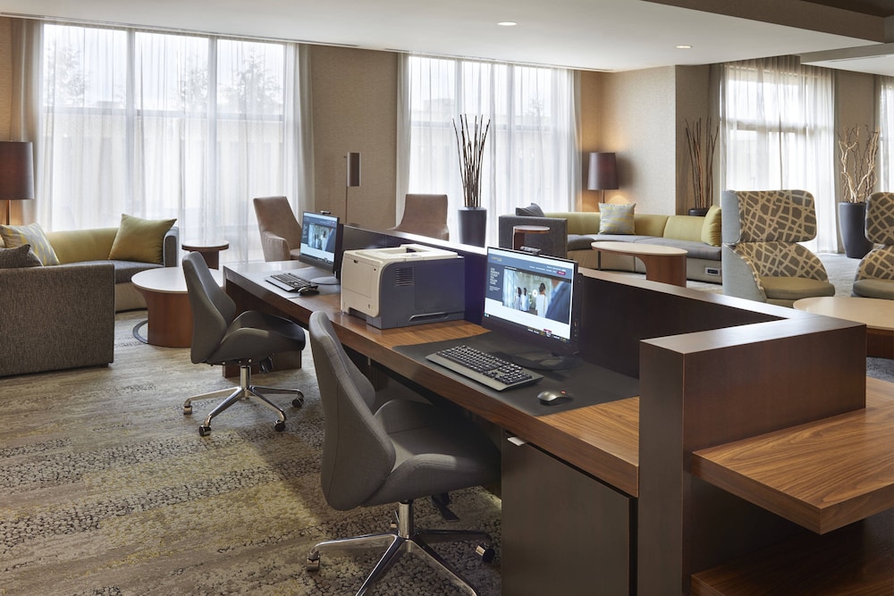 courtyard by marriott kingston highway 401 division street