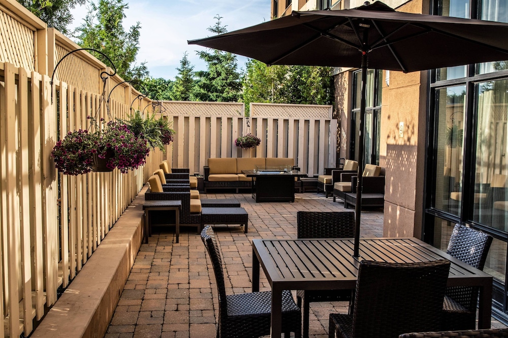 courtyard by marriott kingston highway 401 division street