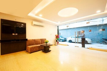 Hotel Belwood By Wb Inn,Plot No 408 Frist Floor Road No 4 , Gali No 8, Mahipalpur New Delhi 110037,2 star
