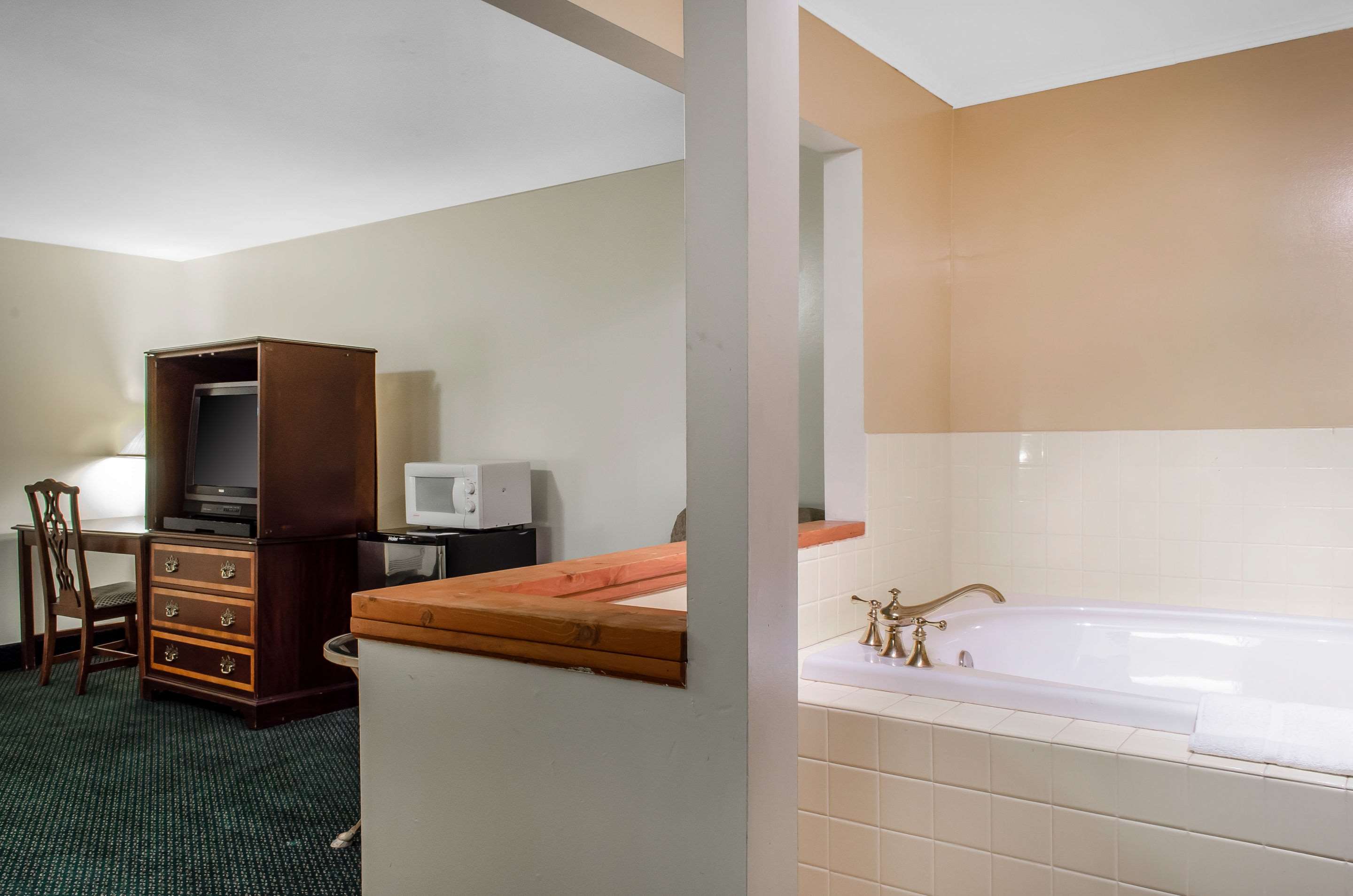 hometowne studios by red roof denver pa