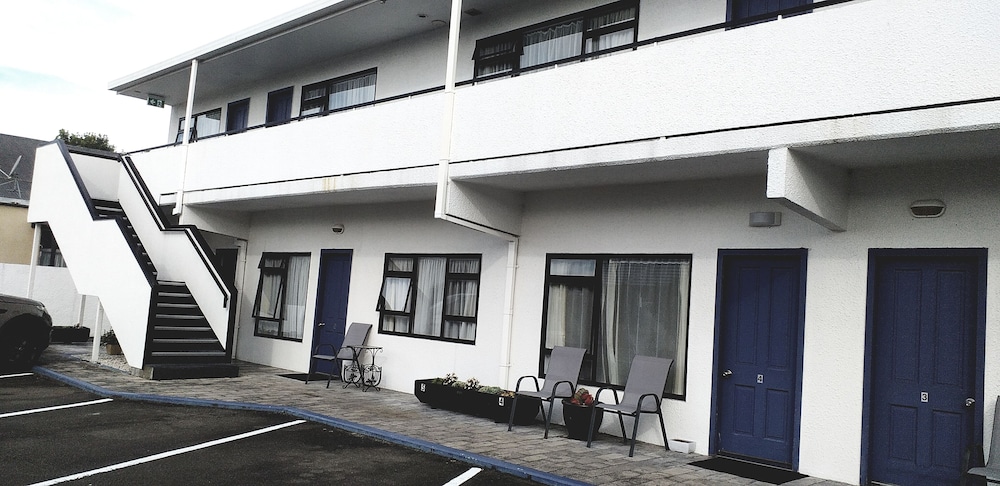 shadzz motel and conference centre
