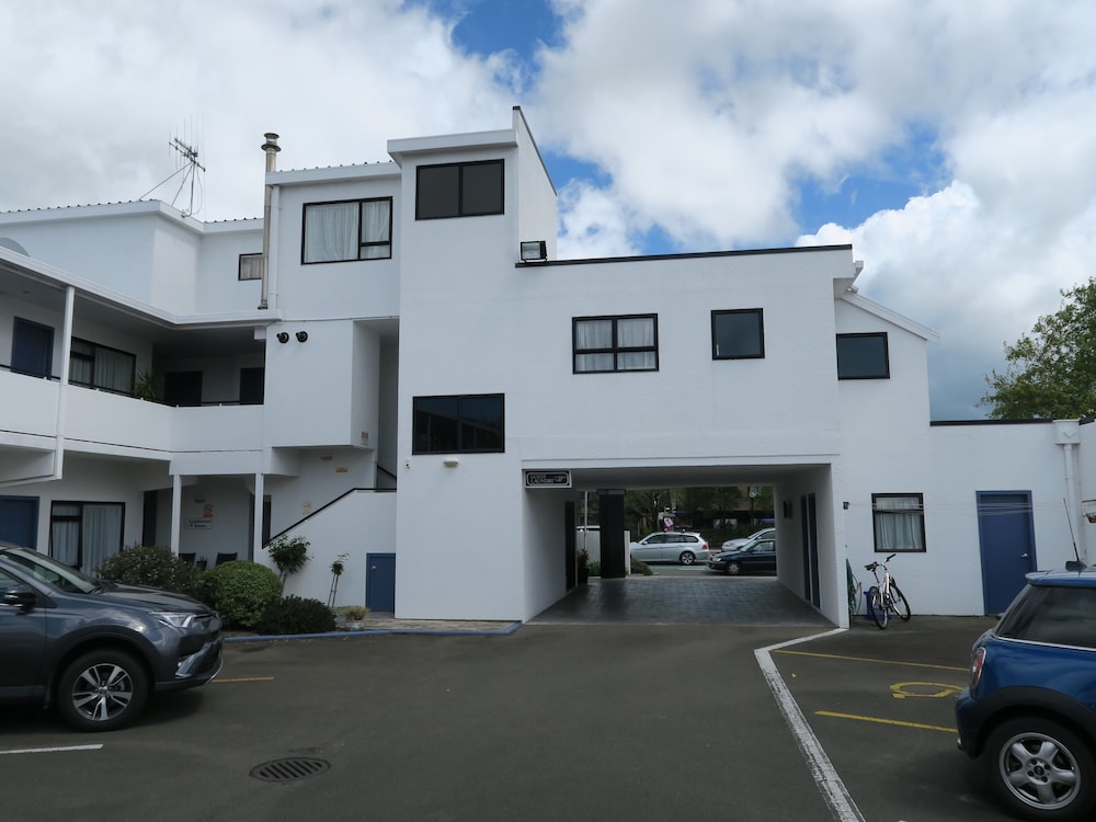 shadzz motel and conference centre