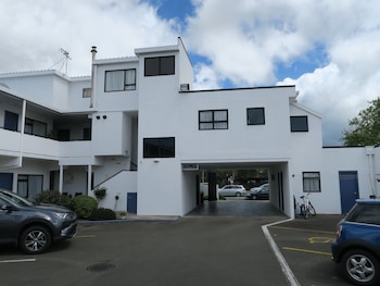 shadzz motel and conference centre