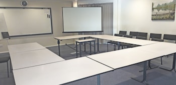 shadzz motel and conference centre