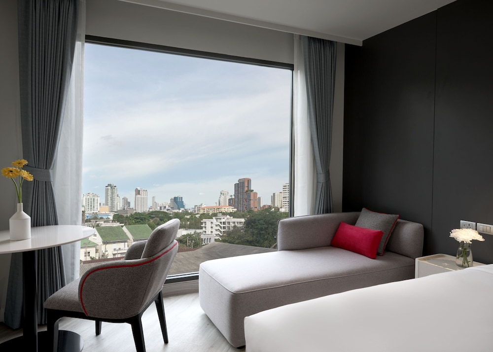 oakwood studios sukhumvit bangkok