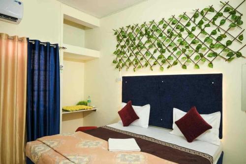 pop hotel blue star