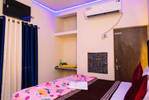 pop hotel blue star