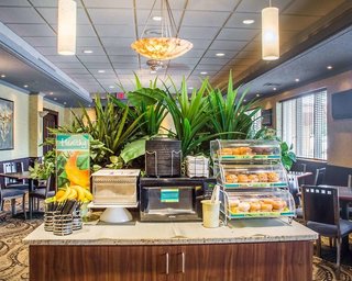 Clarion Hotel & Suites Riverfront,Near Richardson-Bates House Museum,3 star