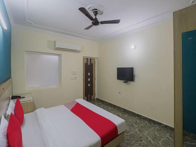 capital o hotel crown inn near appu ghar