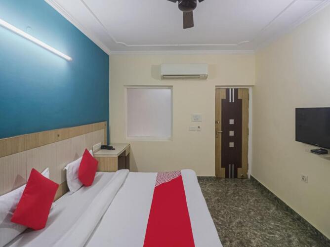 capital o hotel crown inn near appu ghar