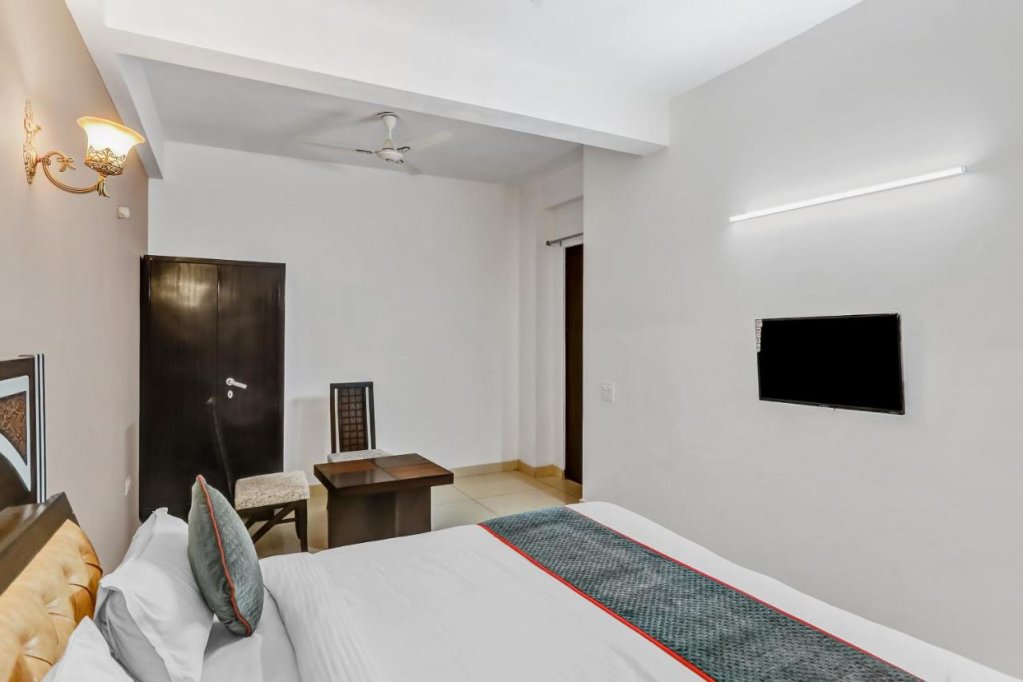 hotel o noida premium inn