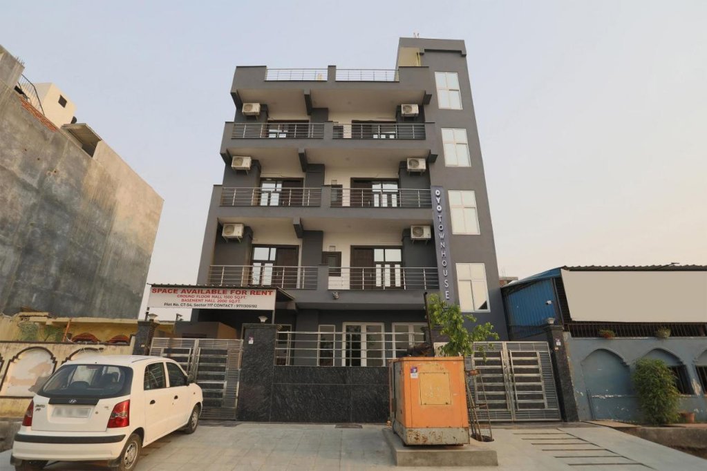 hotel o noida premium inn