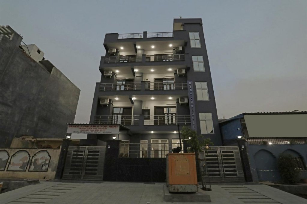 hotel o noida premium inn