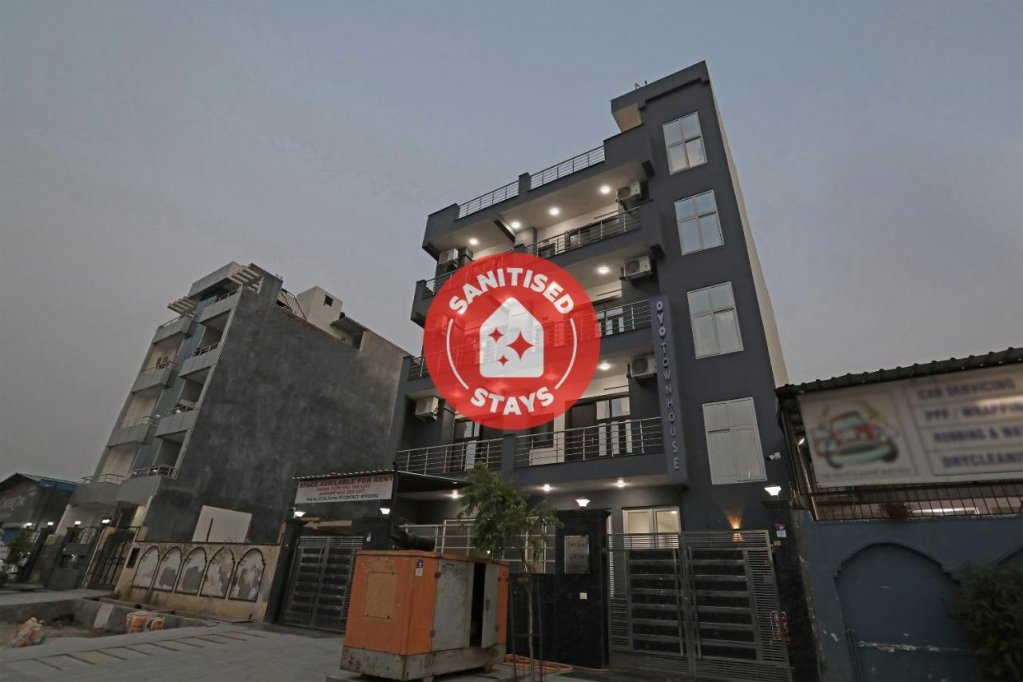 hotel o noida premium inn