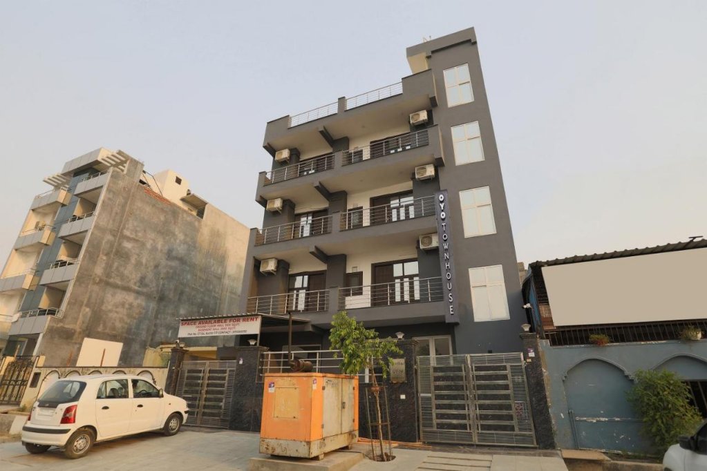 hotel o noida premium inn