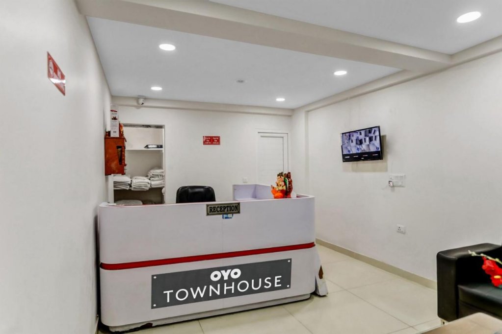 hotel o noida premium inn