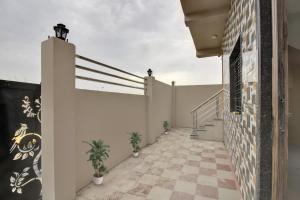 flagship 90881 r k guest house