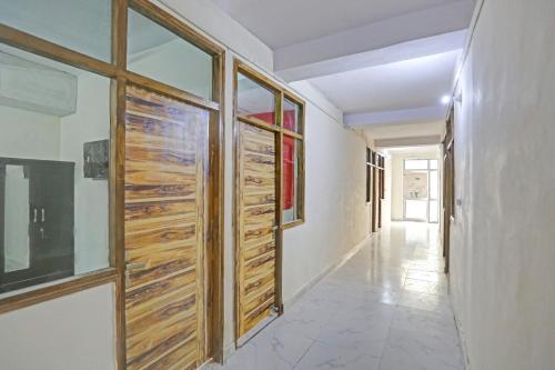 Capital O Diamond 18 Near Worlds Of Wonder,Noida>>Delhi,3 star