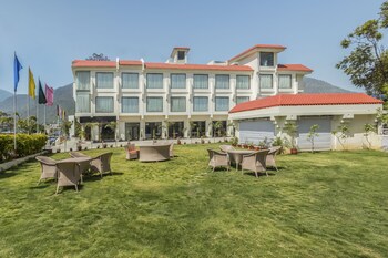 the vaishnodevi sarovar portico
