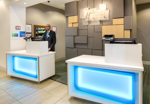 holiday inn express hotel and suites denton unt twu