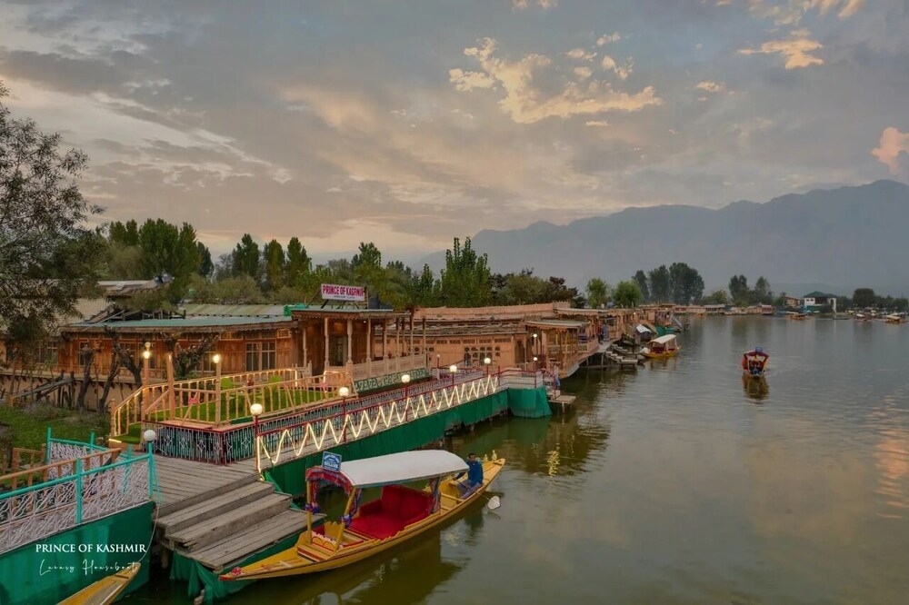 prince of kashmir luxury houseboat
