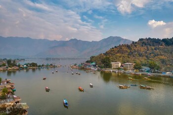 prince of kashmir luxury houseboat