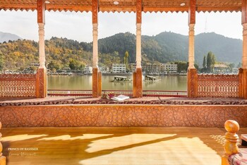 prince of kashmir luxury houseboat