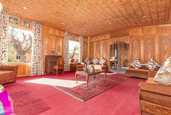 prince of kashmir luxury houseboat