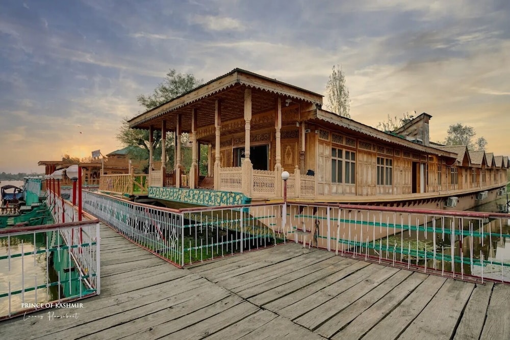 prince of kashmir luxury houseboat