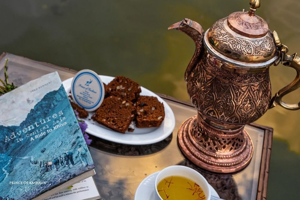 prince of kashmir luxury houseboat