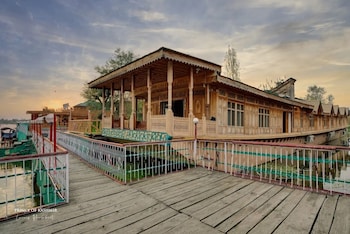 prince of kashmir luxury houseboat