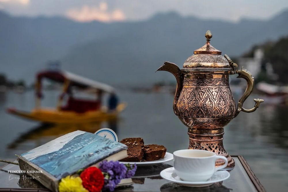 prince of kashmir luxury houseboat