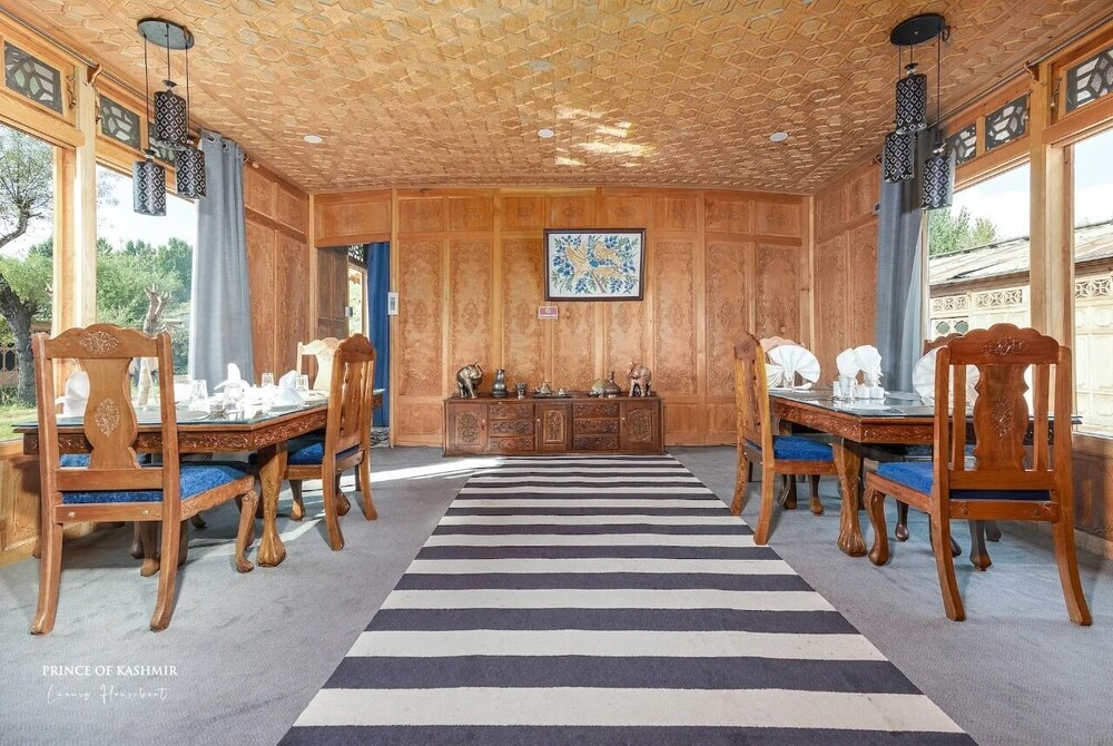 prince of kashmir luxury houseboat