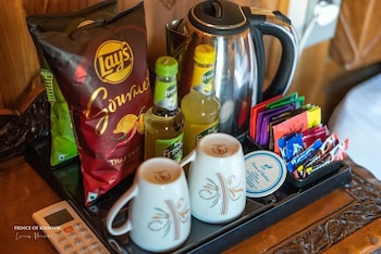 prince of kashmir luxury houseboat