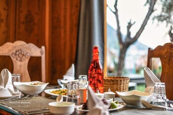 prince of kashmir luxury houseboat