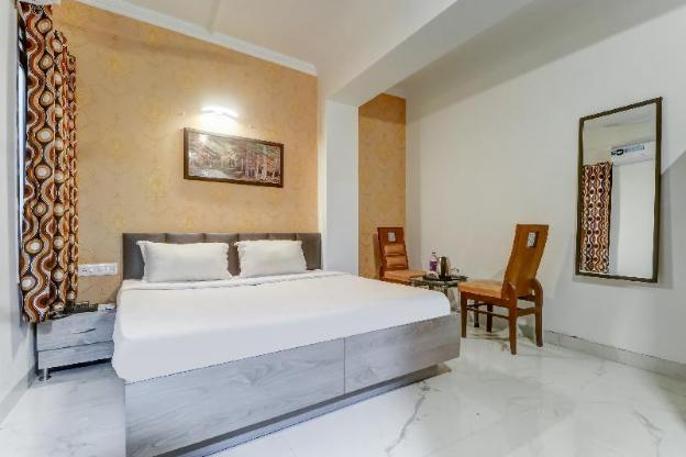 townhouse 687 hotel 77