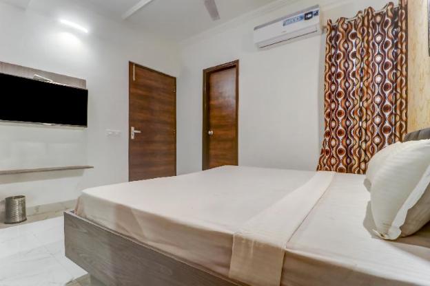 townhouse 687 hotel 77