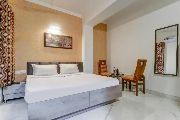 townhouse 687 hotel 77