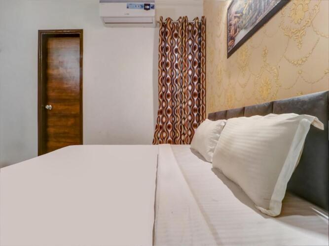 townhouse 687 hotel 77