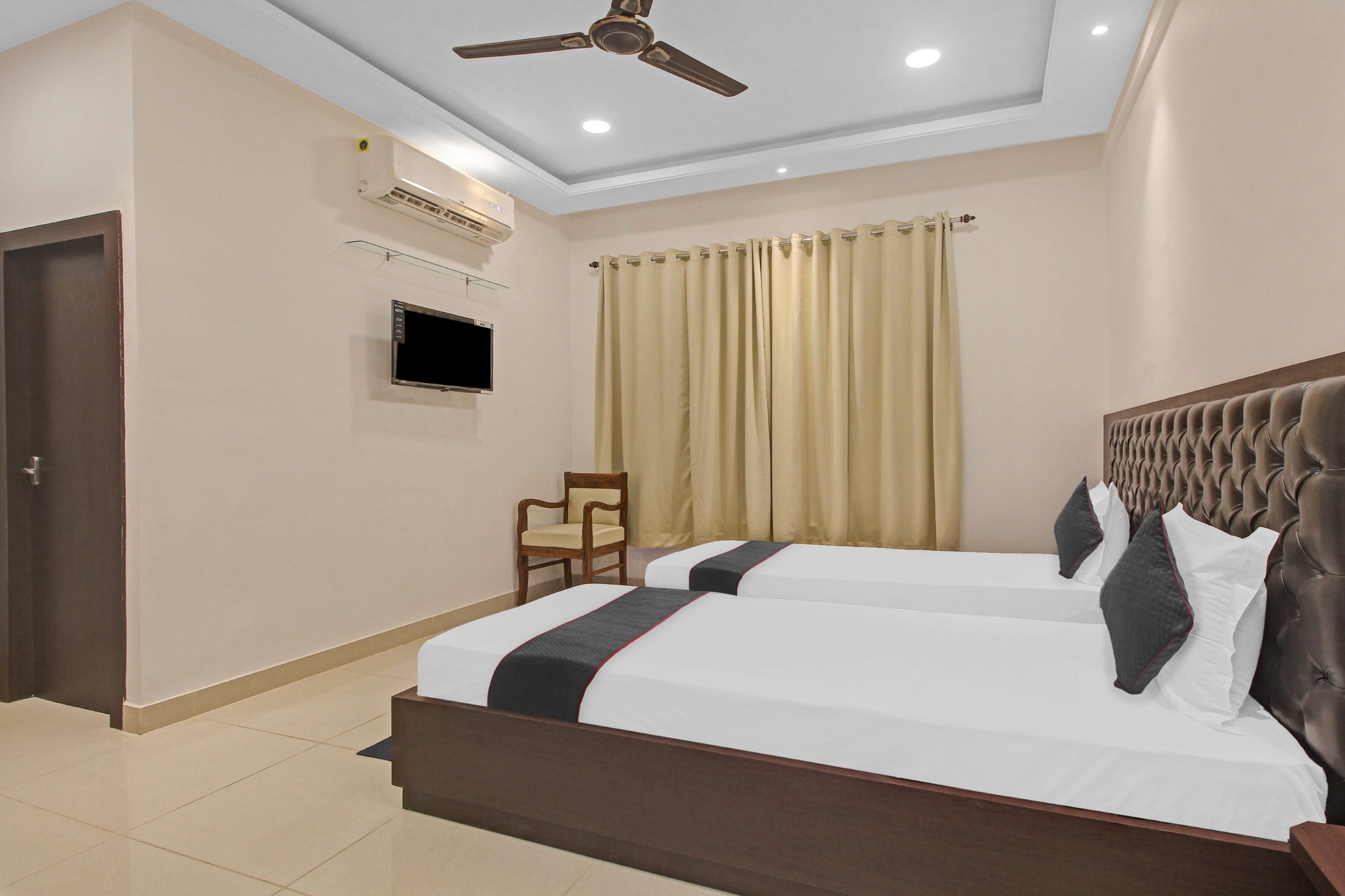 super townhouse centre point inn near esplanade metro station