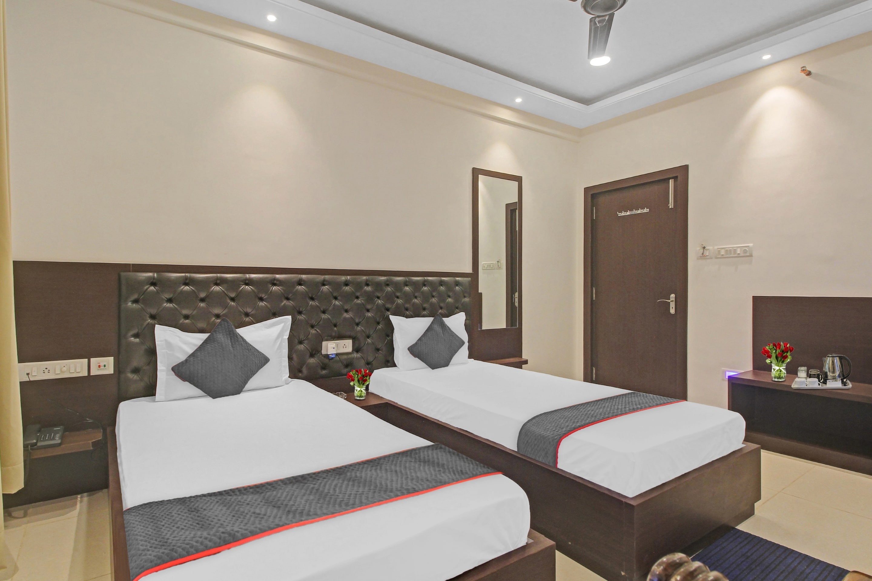 super townhouse centre point inn near esplanade metro station