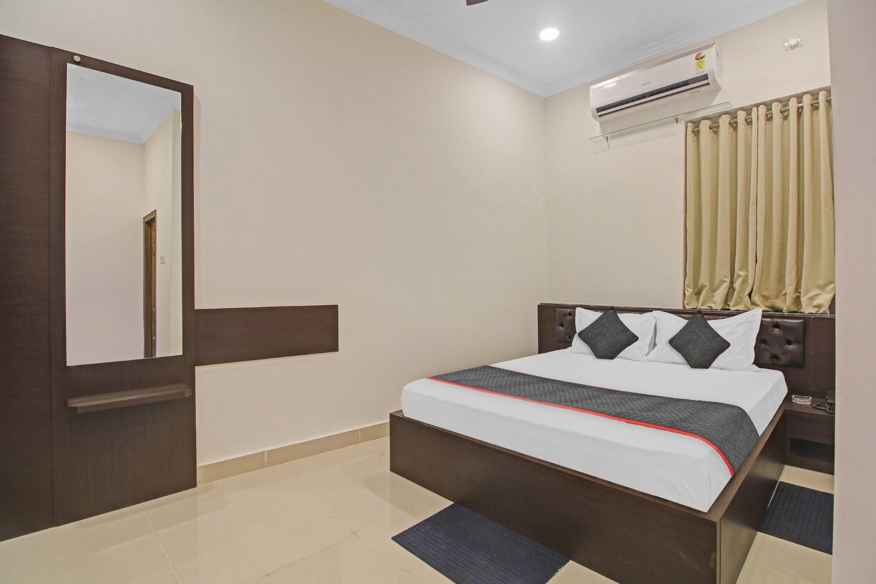 super townhouse centre point inn near esplanade metro station