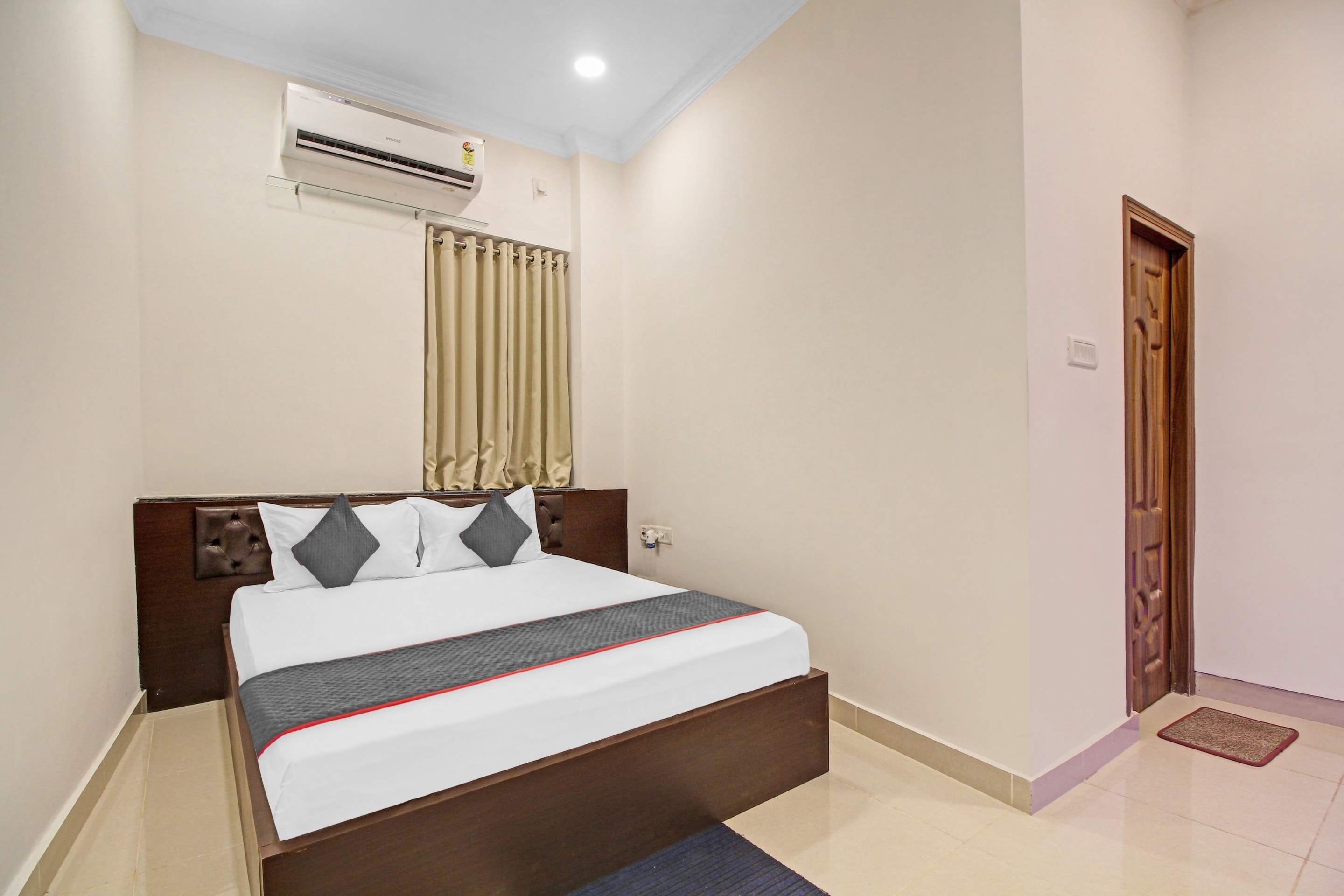 super townhouse centre point inn near esplanade metro station