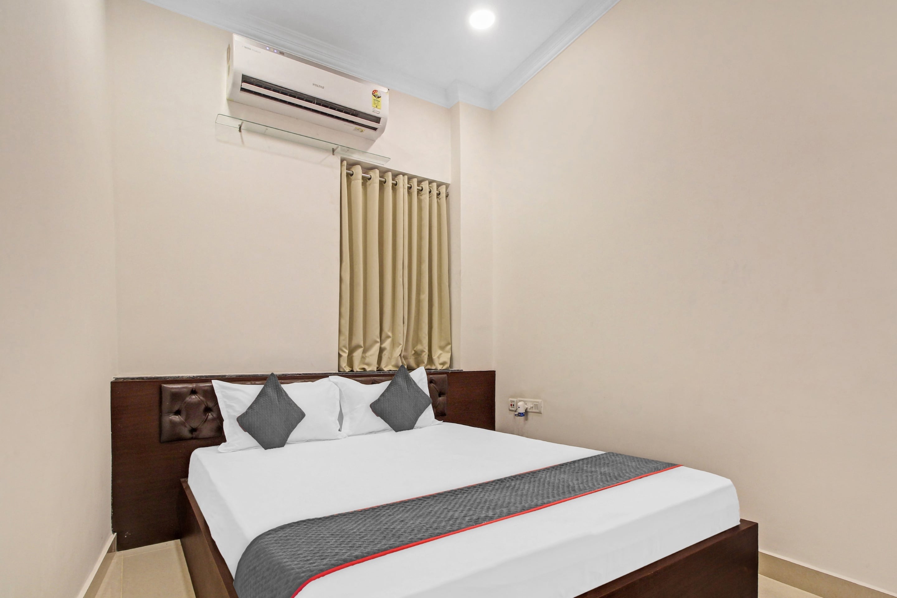 super townhouse centre point inn near esplanade metro station