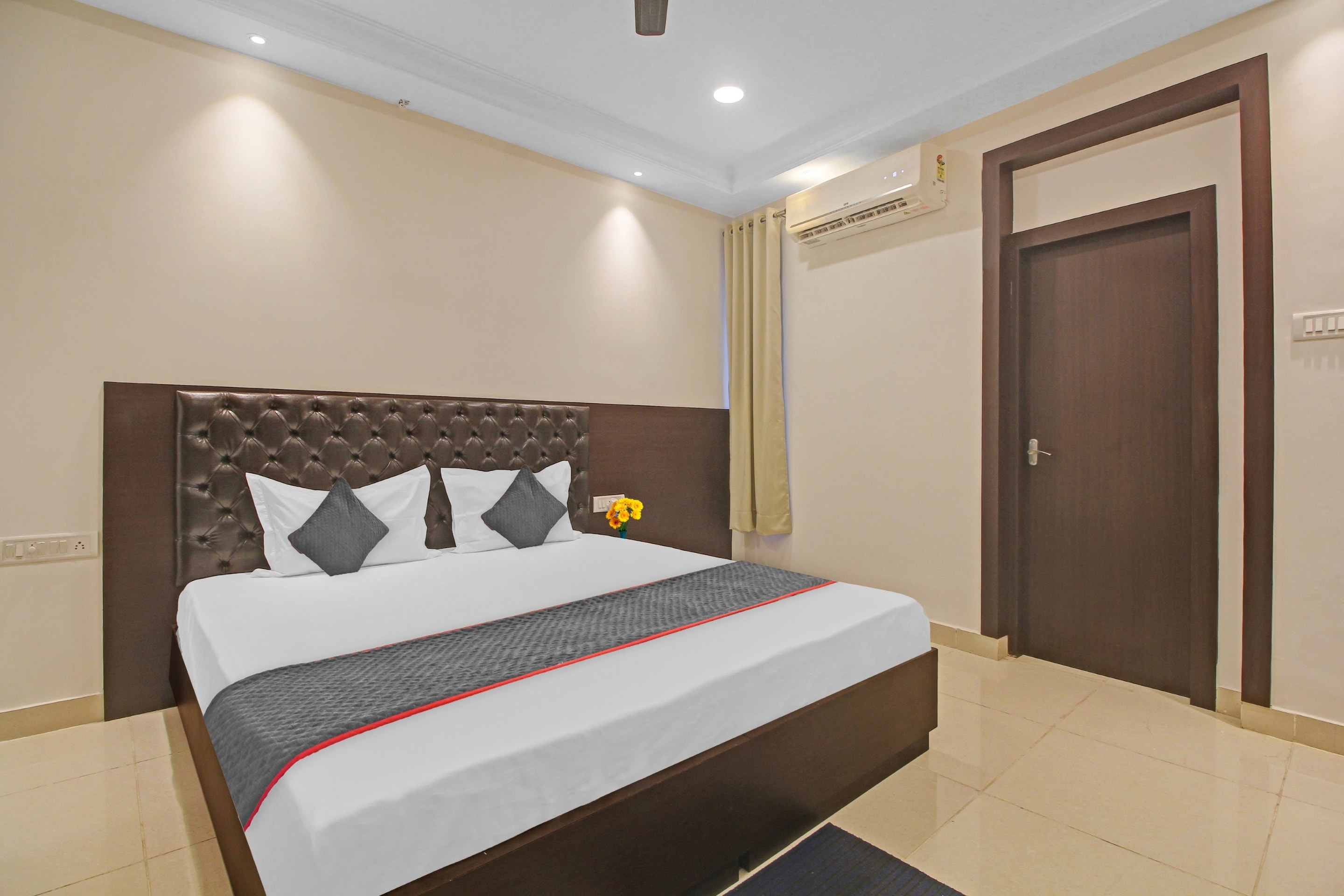 super townhouse centre point inn near esplanade metro station