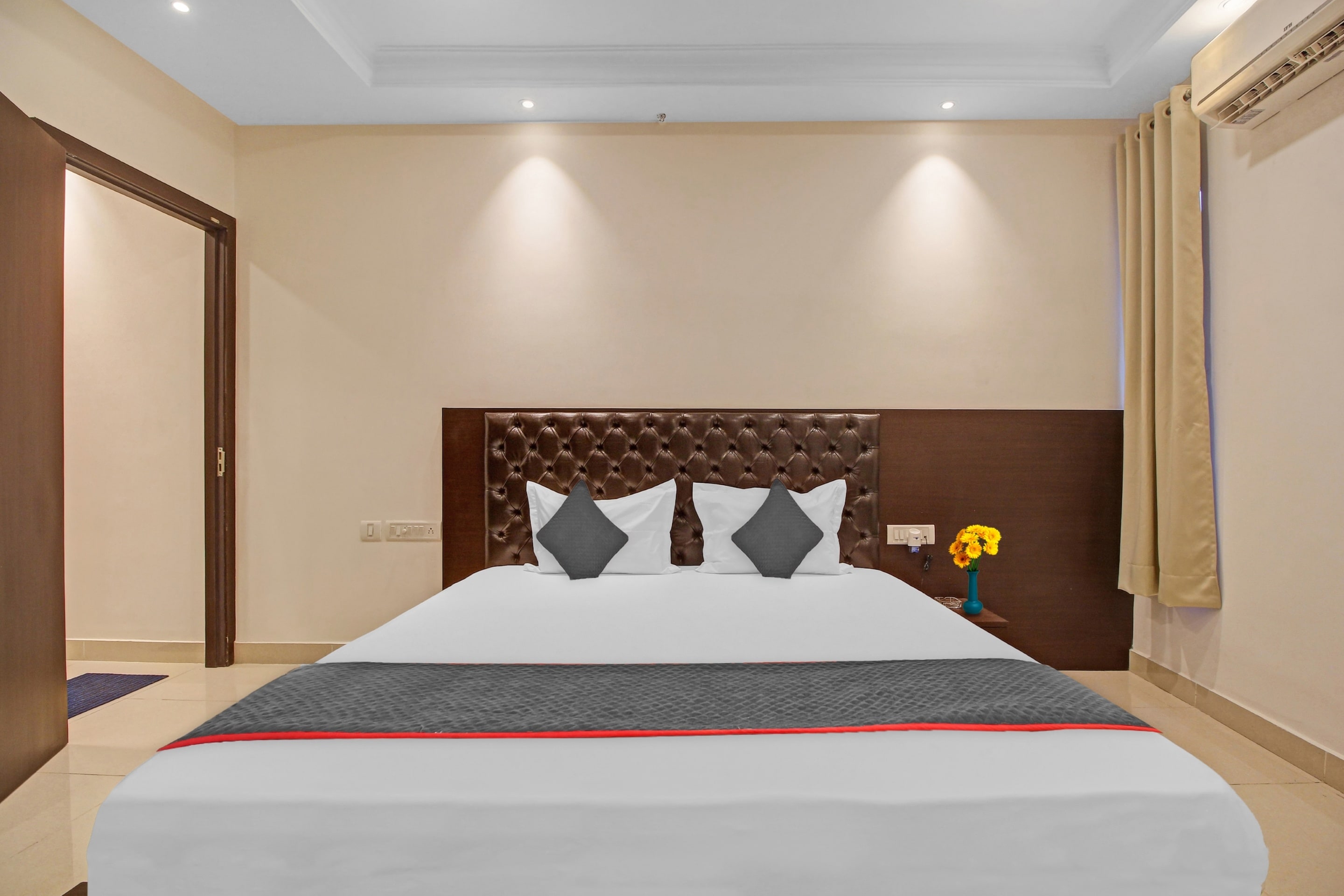 super townhouse centre point inn near esplanade metro station