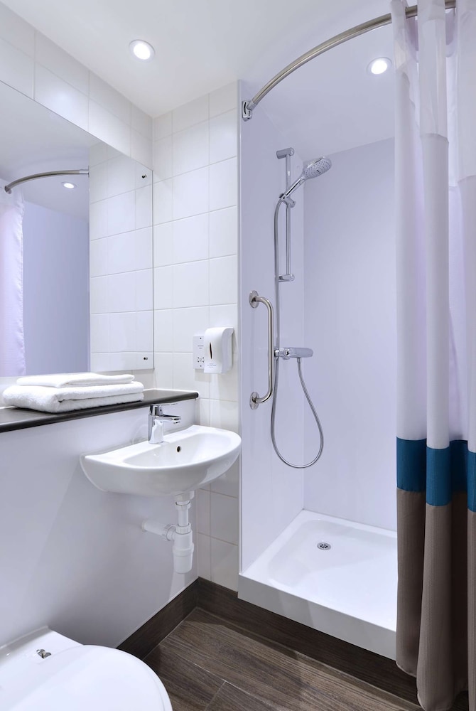 travelodge gatwick airport central